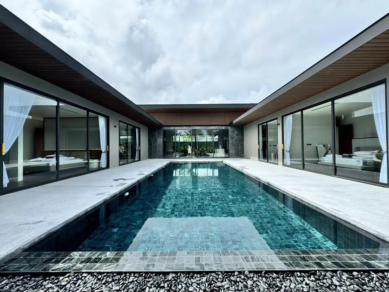 Sea Central Villa - gotowa willa 4-sypialniowa w Chalong
