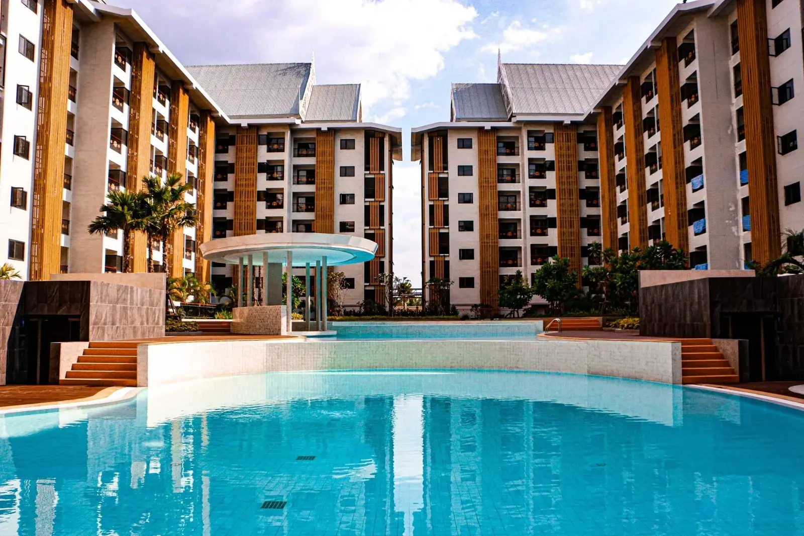 Wyndham Jomtien Pattaya - completed condo-hotel on the Gulf of Thailand